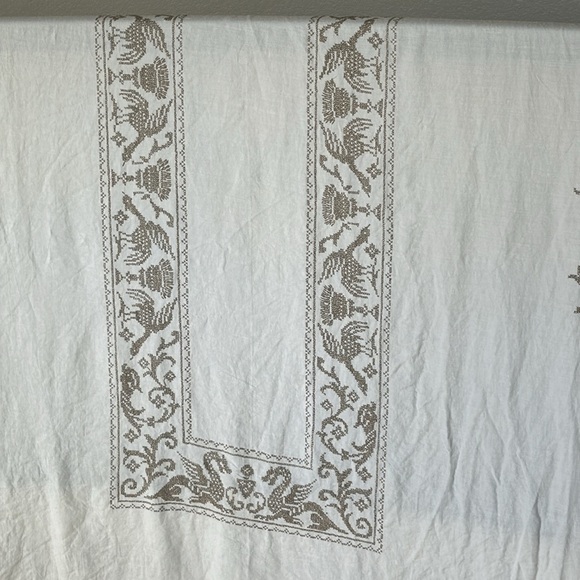 8 foot linen tablecloth with taupe stitching - Picture 2 of 6